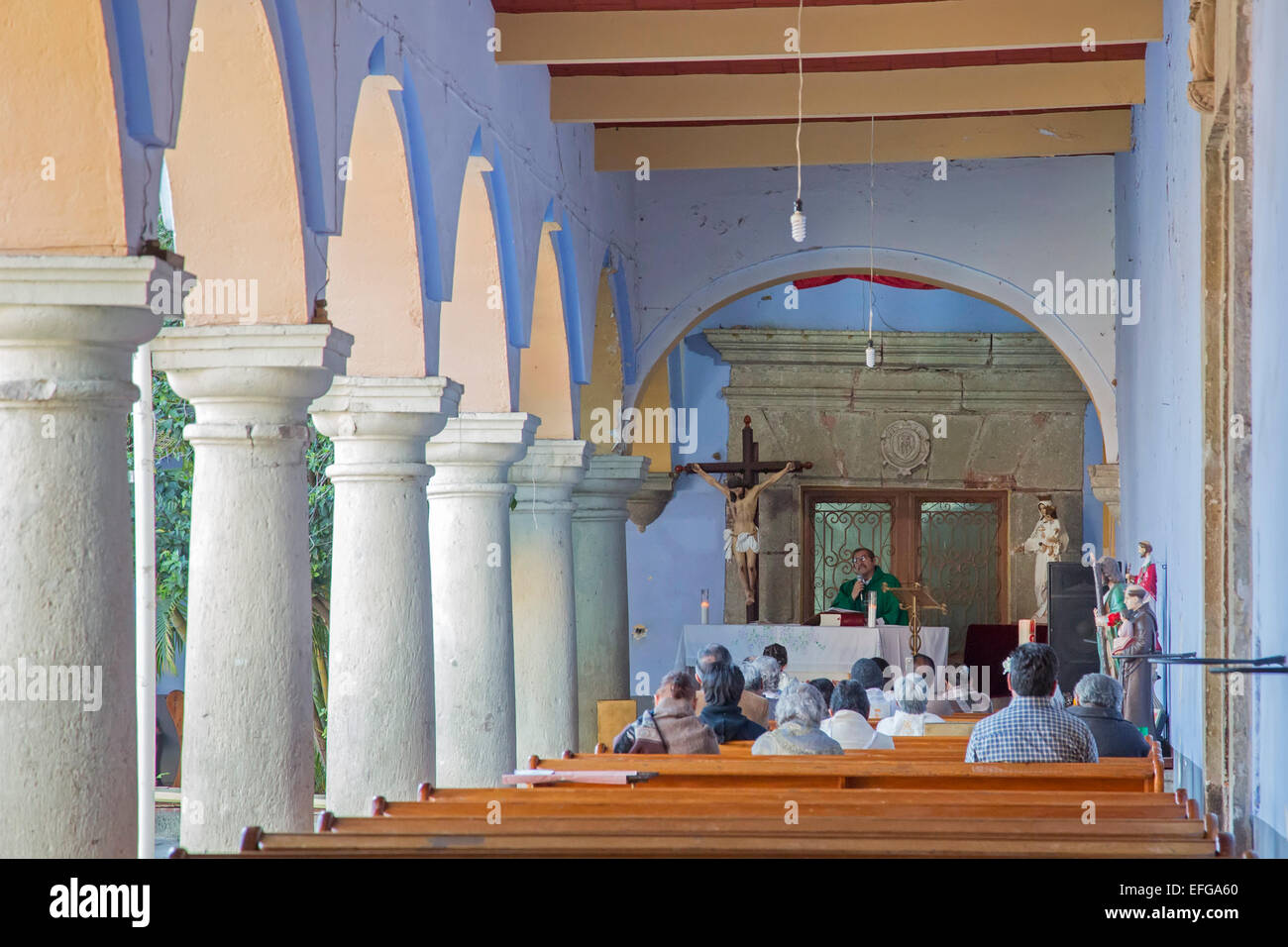 Oaxaca, Mexiko - ein Priester feiert die Messe in der Kapelle in der Kirche La Merced. Stockfoto