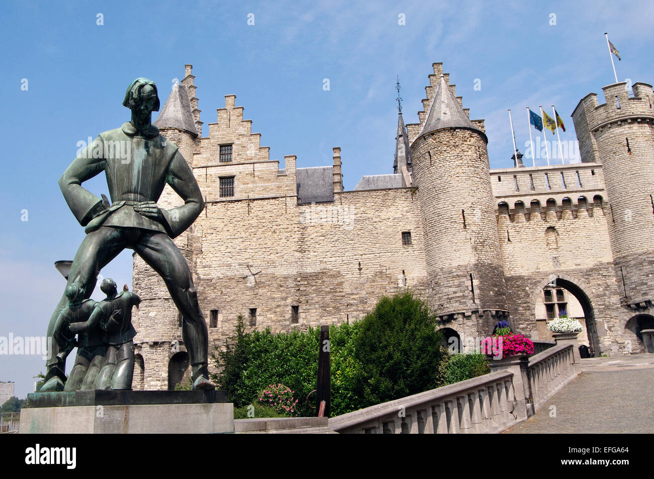 Belgien, Antwerpen. Lange Wapper Statue vor Burg Het Steen Stockfoto