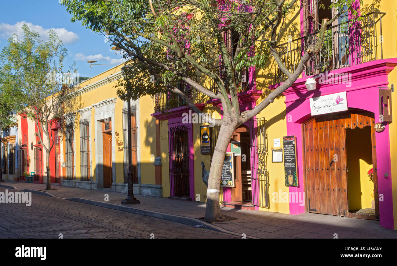 Oaxaca, Mexiko - bunt bemalt, Geschäften und Restaurants. Stockfoto