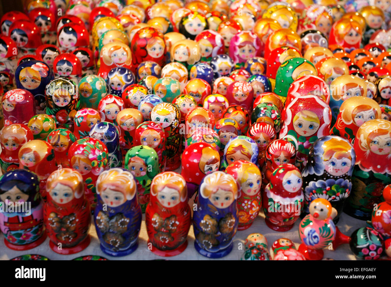 Bunten russischen Holzpuppen auf einem Markt. Matrioshka Babushkas Puppen sind die beliebtesten Souvenirs aus Russland Stockfoto