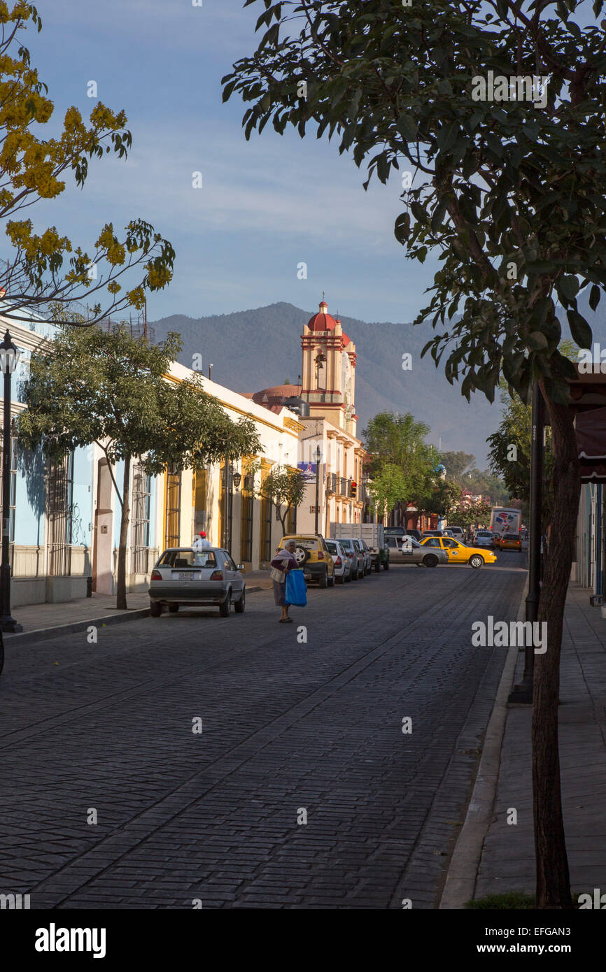Oaxaca, Mexiko - eine Straßenszene am frühen Morgen. Nuestra Señora de Las Nieves katholische Kirche befindet sich links. Stockfoto