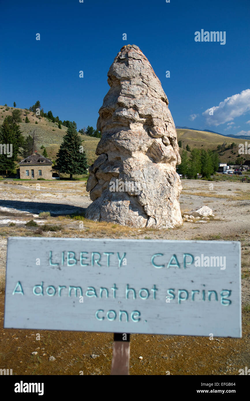 Liberty Cap Thermalquelle Kegel befindet sich in Mammoth Hot Springs im Yellowstone-Nationalpark, Wyoming, USA. Stockfoto
