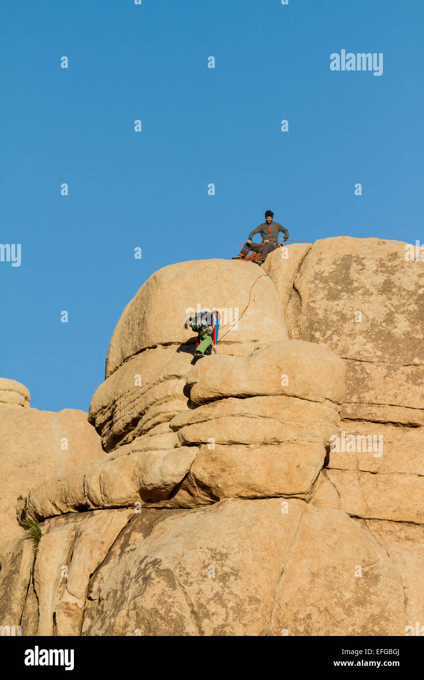 Klettern in Joshua Tree Nationalpark Kalifornien USA Stockfoto