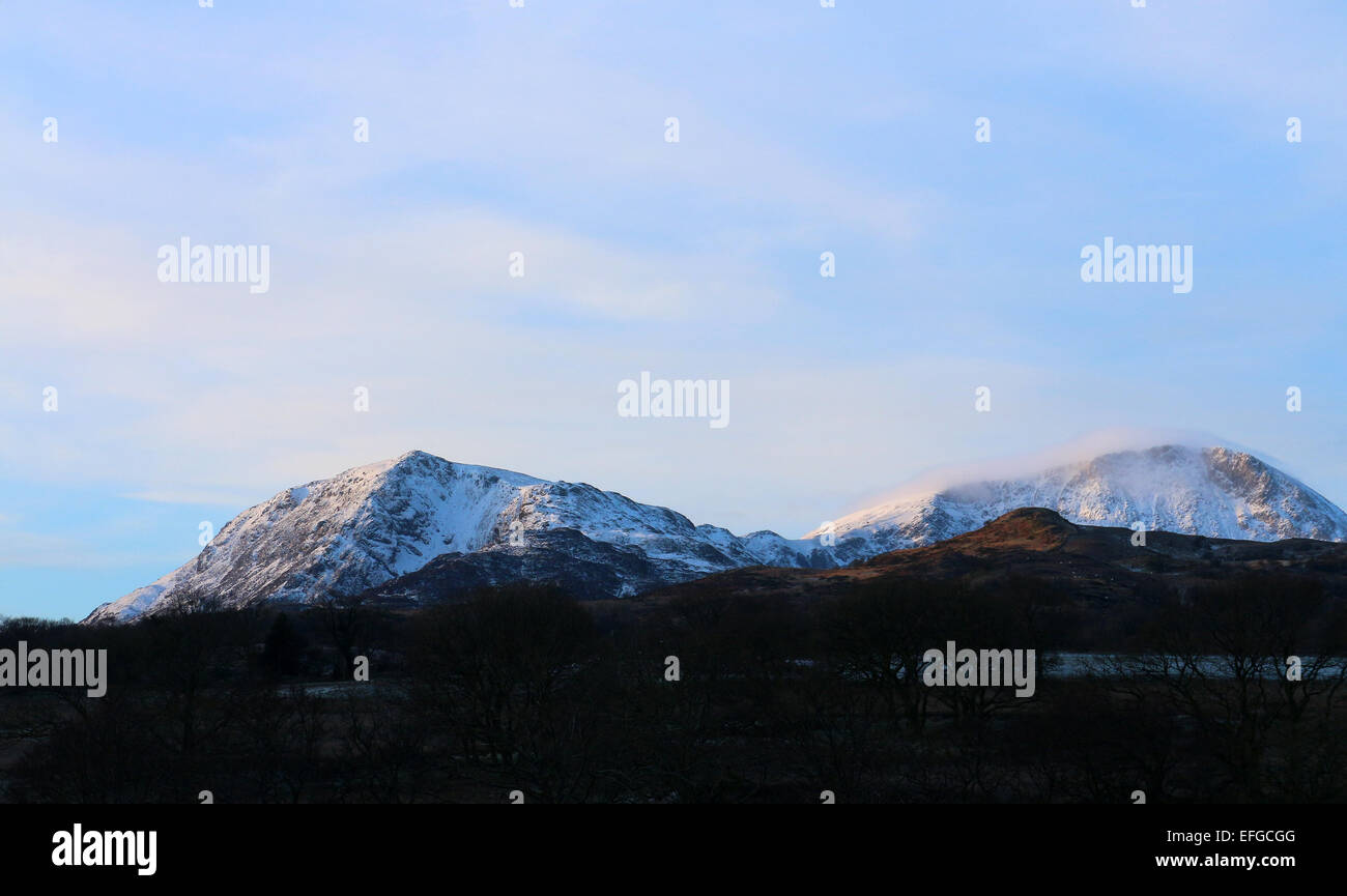 Ortszentrum, Wales, UK. 3. Februar 2015. Licht des frühen Morgens fängt den Schnee bedeckten Gipfel des Cadair Idris/Cader Idris im Herzen von Snowdonia-Nationalpark, Wales, Großbritannien. -02.03.2015 - John Gilbey/Alamy Live-Nachrichten Stockfoto