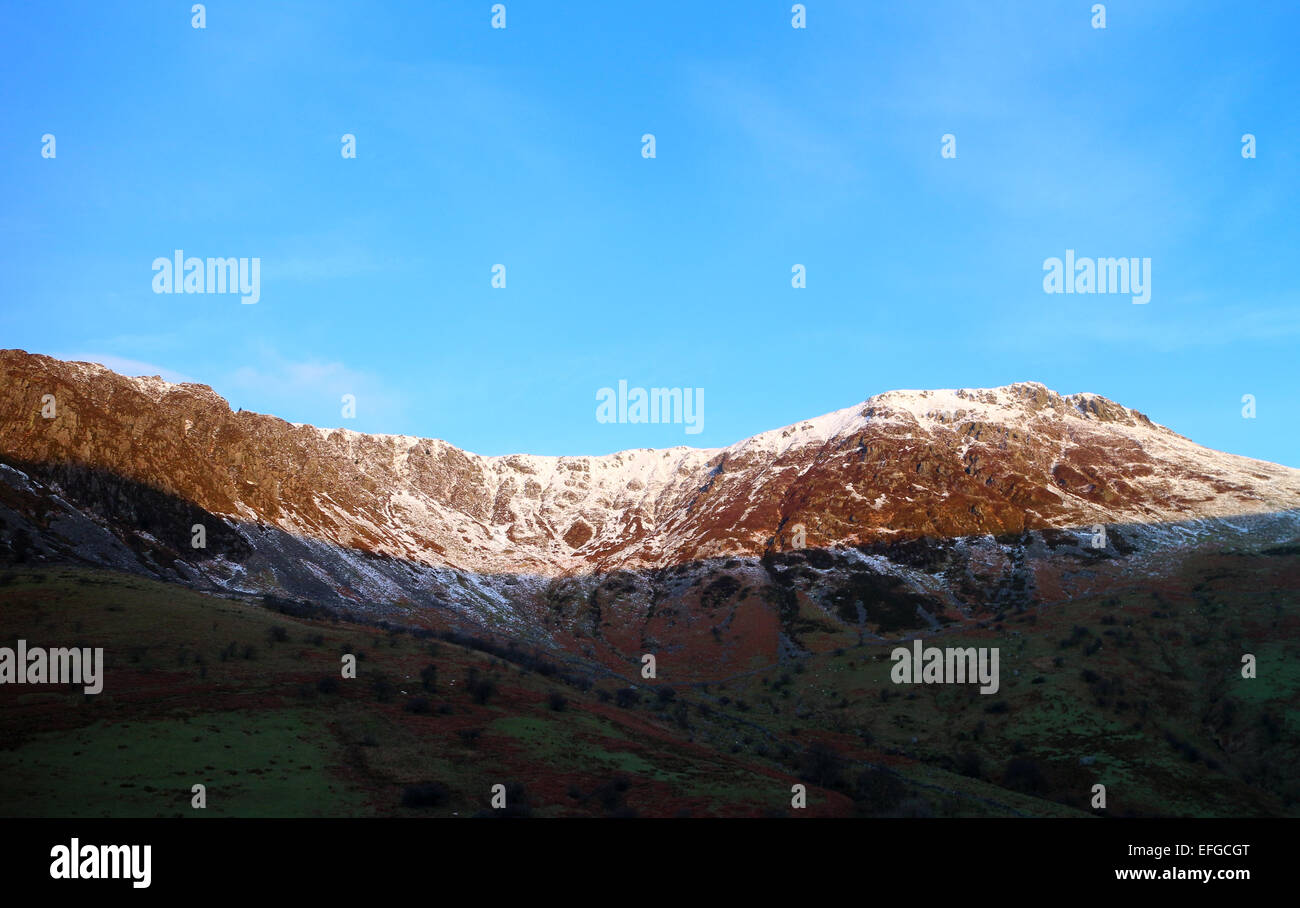 Ortszentrum, Wales, UK. 3. Februar 2015. Licht des frühen Morgens fängt den Schnee bedeckten Gipfel des Cadair Idris/Cader Idris im Herzen von Snowdonia-Nationalpark, Wales, Großbritannien. -02.03.2015 - John Gilbey/Alamy Live-Nachrichten Stockfoto