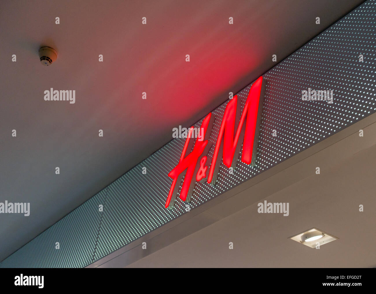 H & M Store in Vivo City Singapur Sign. Stockfoto