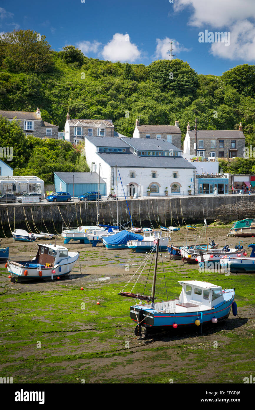 Ebbe in den kleinen Hafen am Hafendamm, Cornwall, England, UK Stockfoto