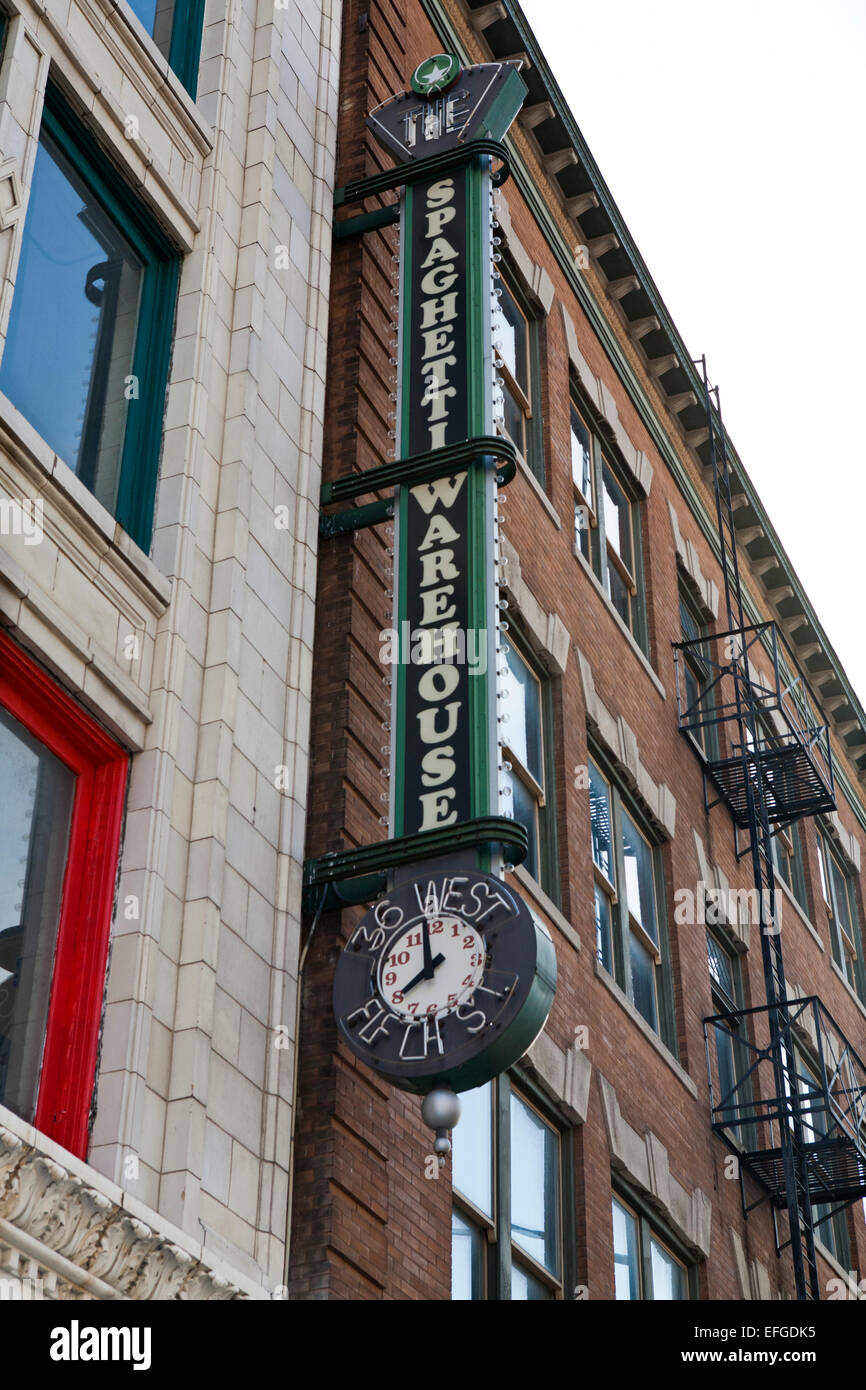 Vorderhaus Zeichen für das Spaghetti-Lager in der Innenstadt von Dayton, Ohio. Stockfoto