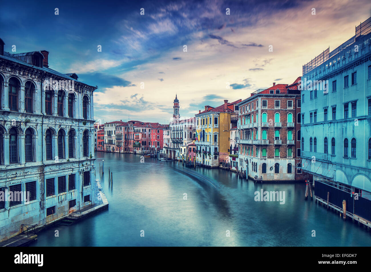 Schöne Stadt Venedig bei bedecktem Wetter, wunderbare Wasserkanal zwischen bunten mittelalterlichen Prachtbauten Stockfoto