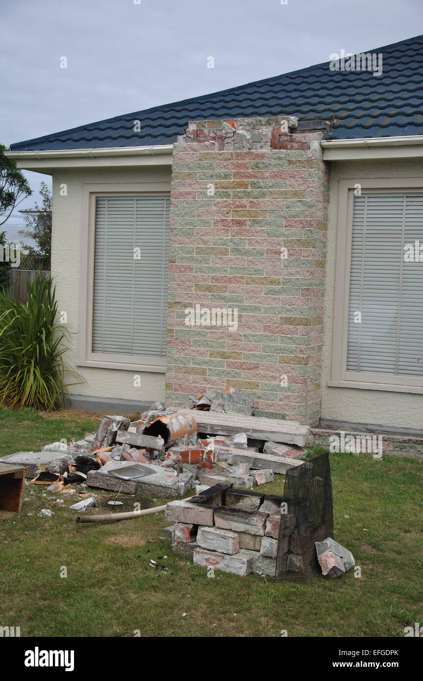 CHRISTCHURCH, NEW ZEALAND, 22. Februar 2011: Gemauerten Schornstein zeigt typische Schäden an Gebäuden in 6.4 Erdbeben in Christchurch Stockfoto