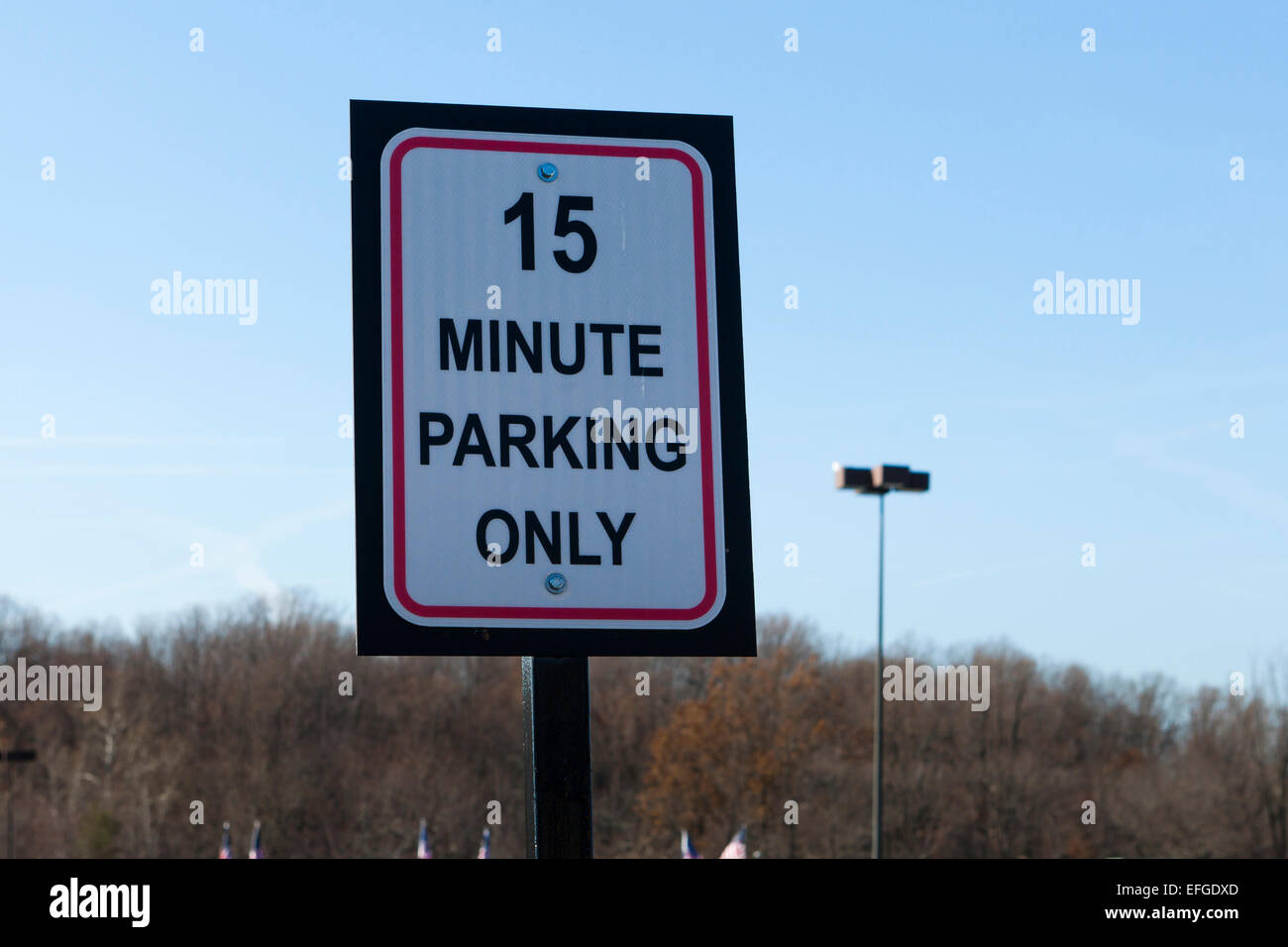 15 Minuten parken Schild am Strip Mall - USA Stockfoto