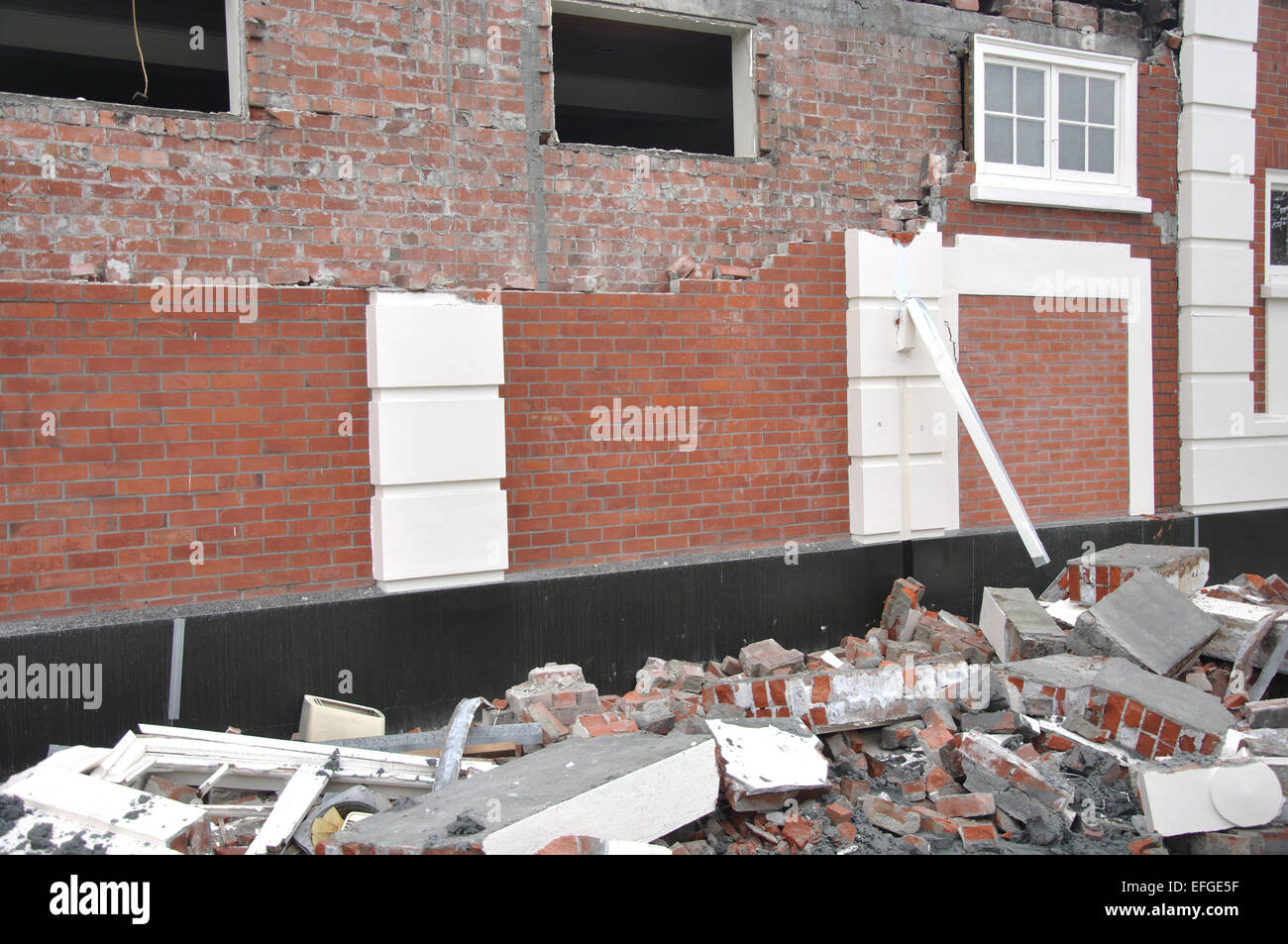 CHRISTCHURCH, NEW ZEALAND, 22. Februar 2011: Mauer zeigt typische Schäden an Gebäuden von 6.4 Erdbeben in Christchurch Stockfoto