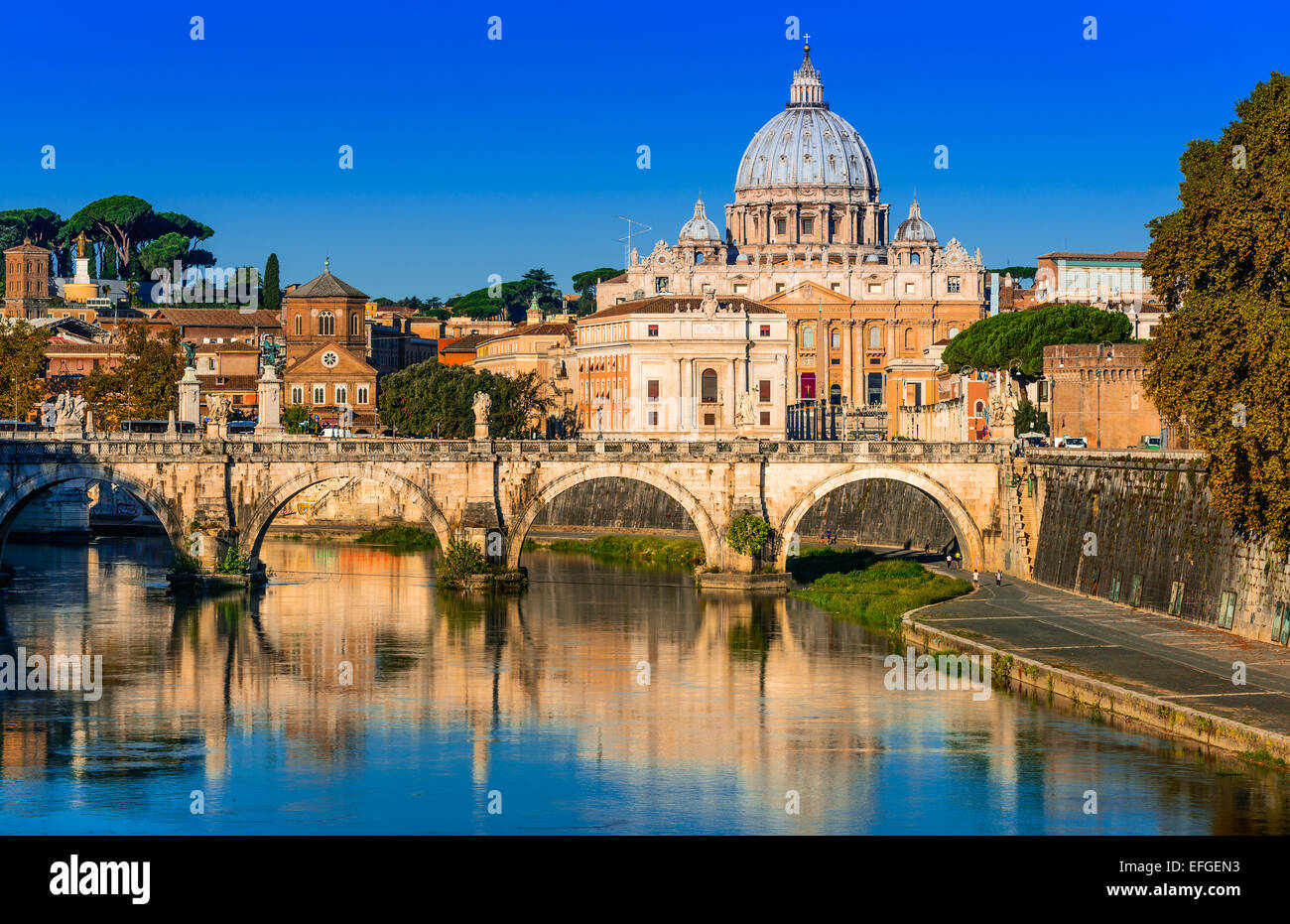 Rom, Italien. Vatikan Kuppel von San Pietro und Sant Angelo Brücke über den Fluss Tiber. Stockfoto