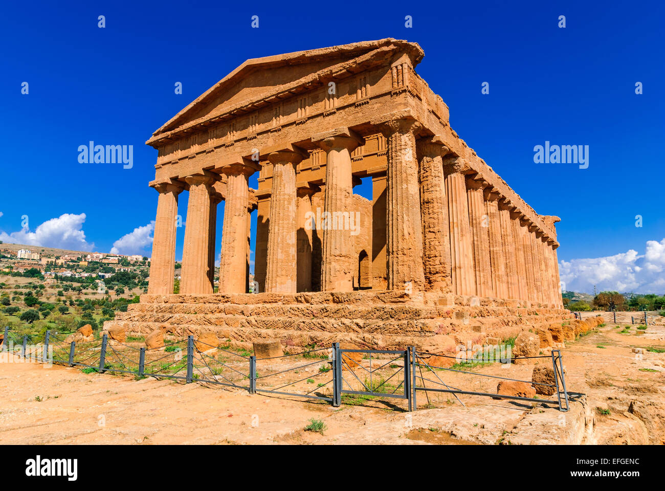 Sizilien. Tempel von Concord mit 34 Säulen eines der besten erhaltenen griechischen dorischen Tempel in der Welt, Valle dei Tiempli in Agrig Stockfoto