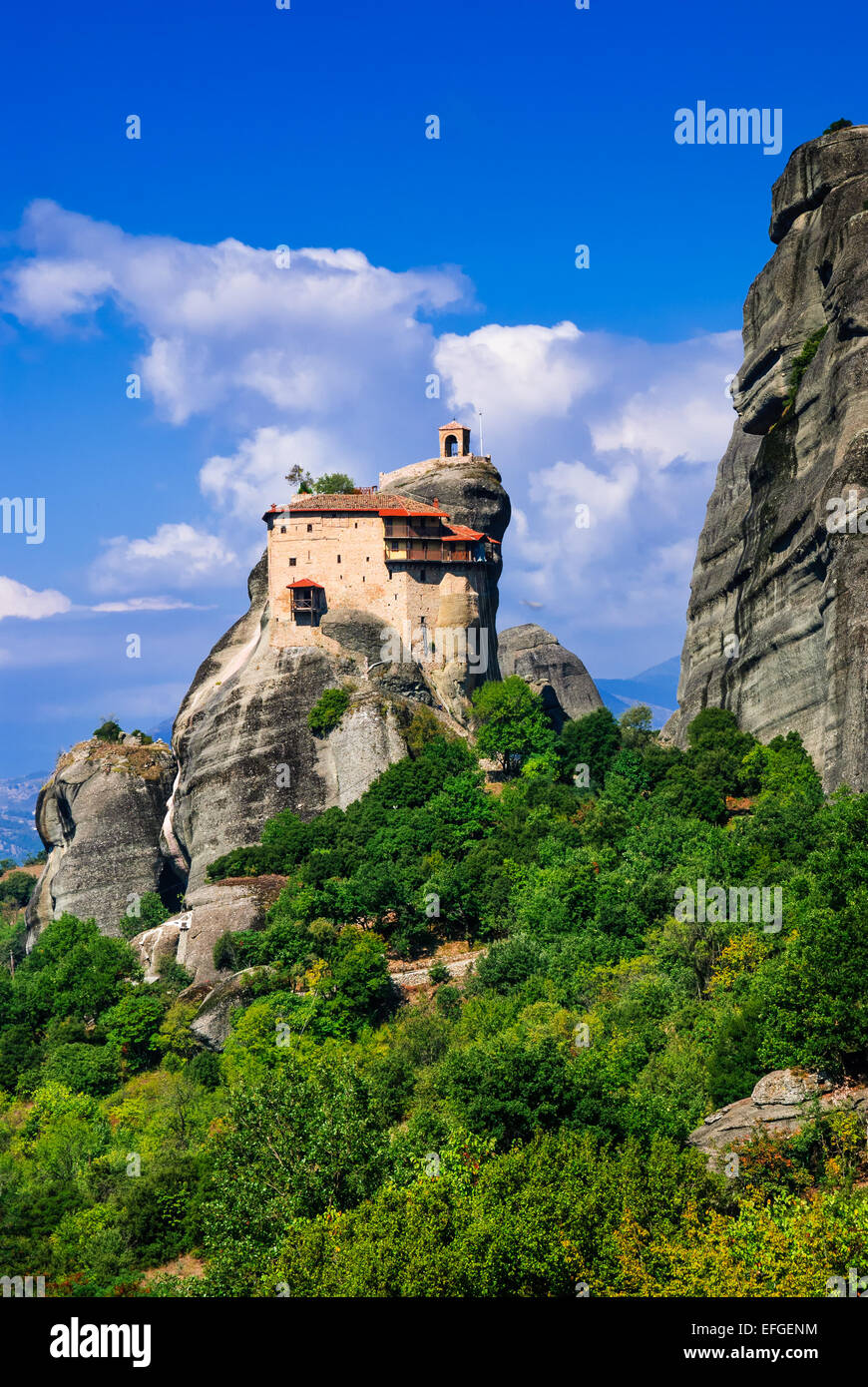 Meteora, Griechenland. Heiliges Kloster von Sankt Nikolaus Anapausas, griechisch-orthodoxen 6 Klöster Komplex auf Natursandstein roc Stockfoto