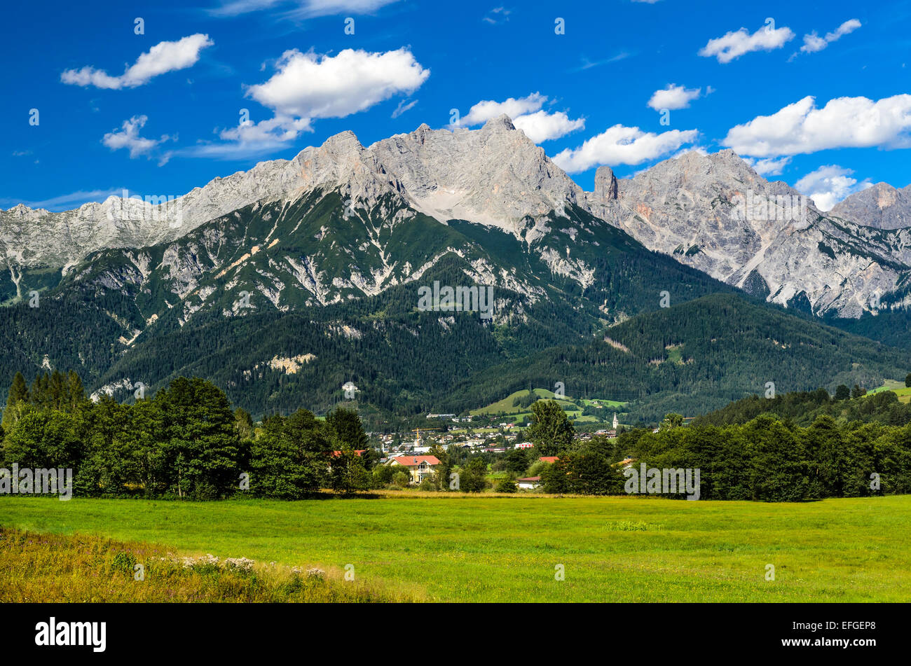 Österreich. Berchtesgadener Alpen Bereich Landschaft mit Saalfelden bin Steinernen Meer Kleinstadt, Bergsteigen Attraktion Zell am See Stockfoto