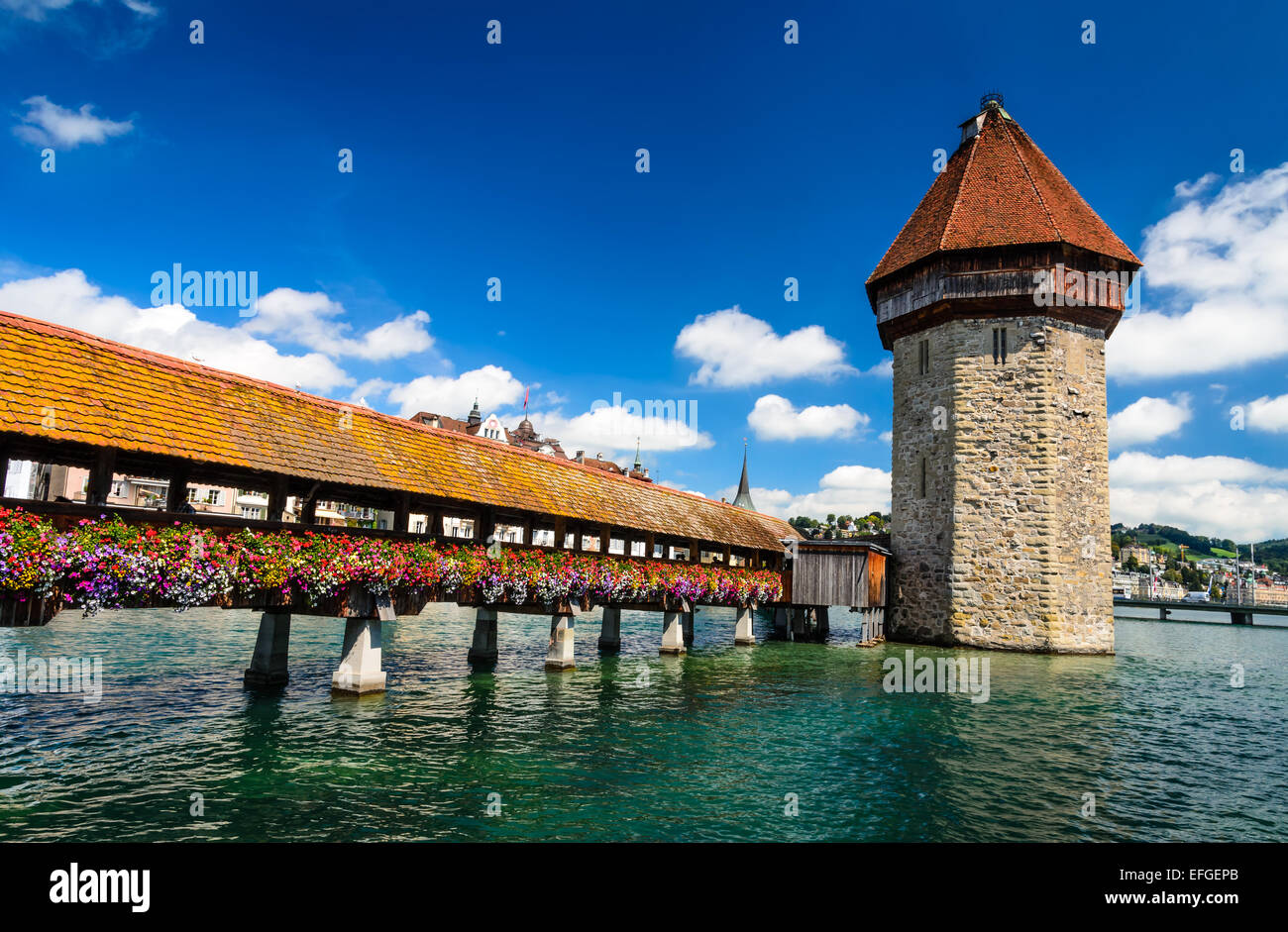 Luzern, Schweiz. Kapellbrücke und Wasserturm ist eine überdachte hölzerne Fußgängerbrücke über den Fluss Reuss in Stadt Luzern im cen Stockfoto