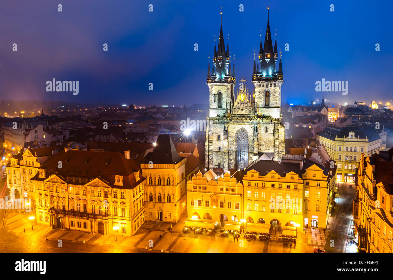Prag, Tschechische Republik. Stare Mesto mittelalterlichen Marktplatz und Kirche der Muttergottes von Tyn, mit gotischen, Böhmen Wahrzeichen. Stockfoto