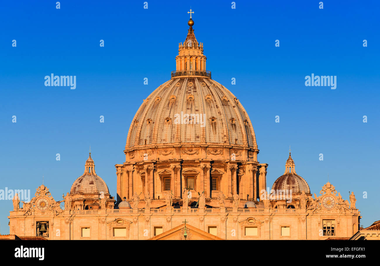 Sonnenaufgang mit Kuppel von St. Peter Basilika von Vatikan, wichtigste religiöse katholische Kirche, Vatikan und Papst Residenz. Italien landm Stockfoto