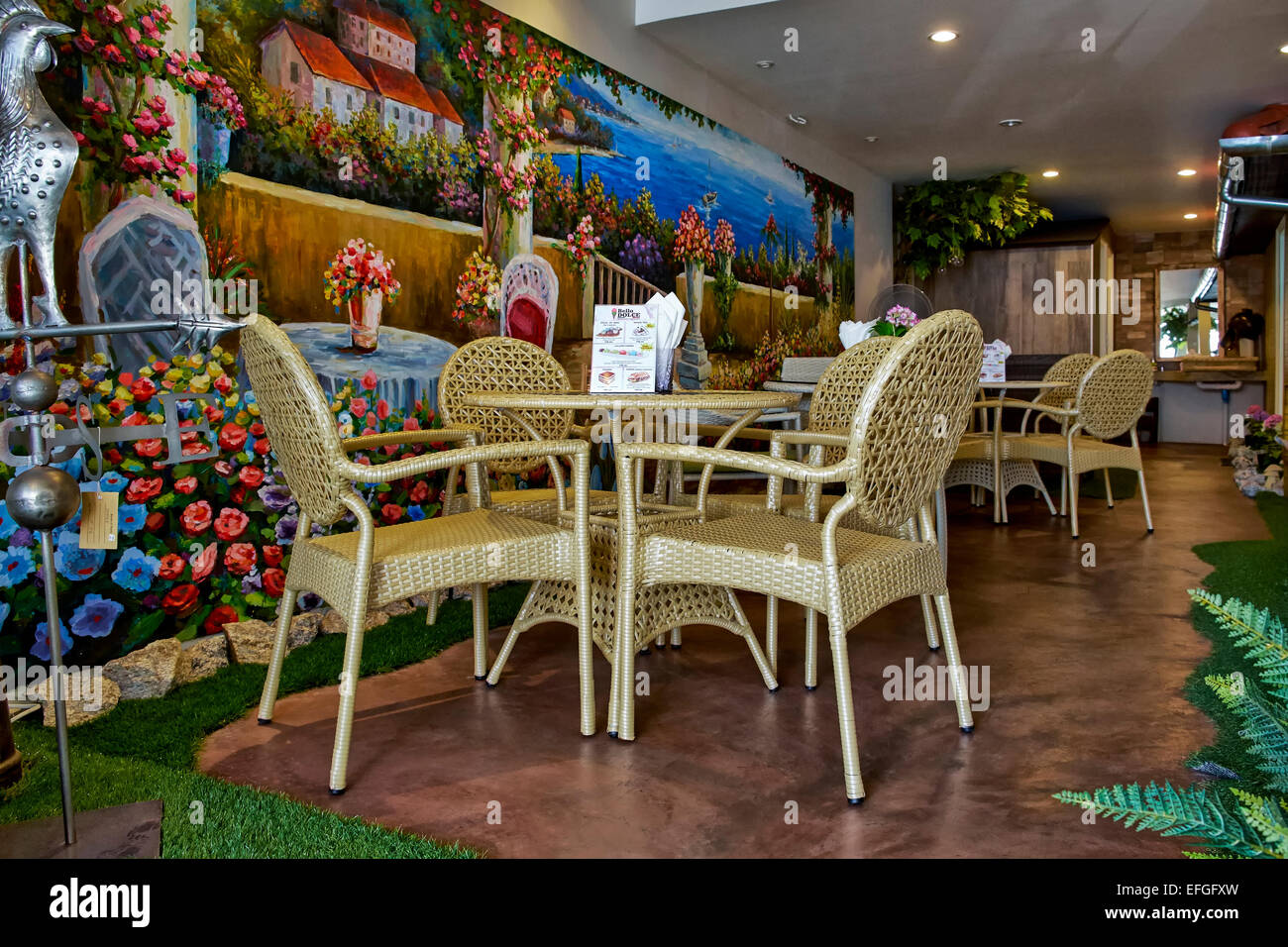 Italienisches Restaurant-Interieur mit Feature-bunte Wand-Wandbild der italienischen Szene. Stockfoto