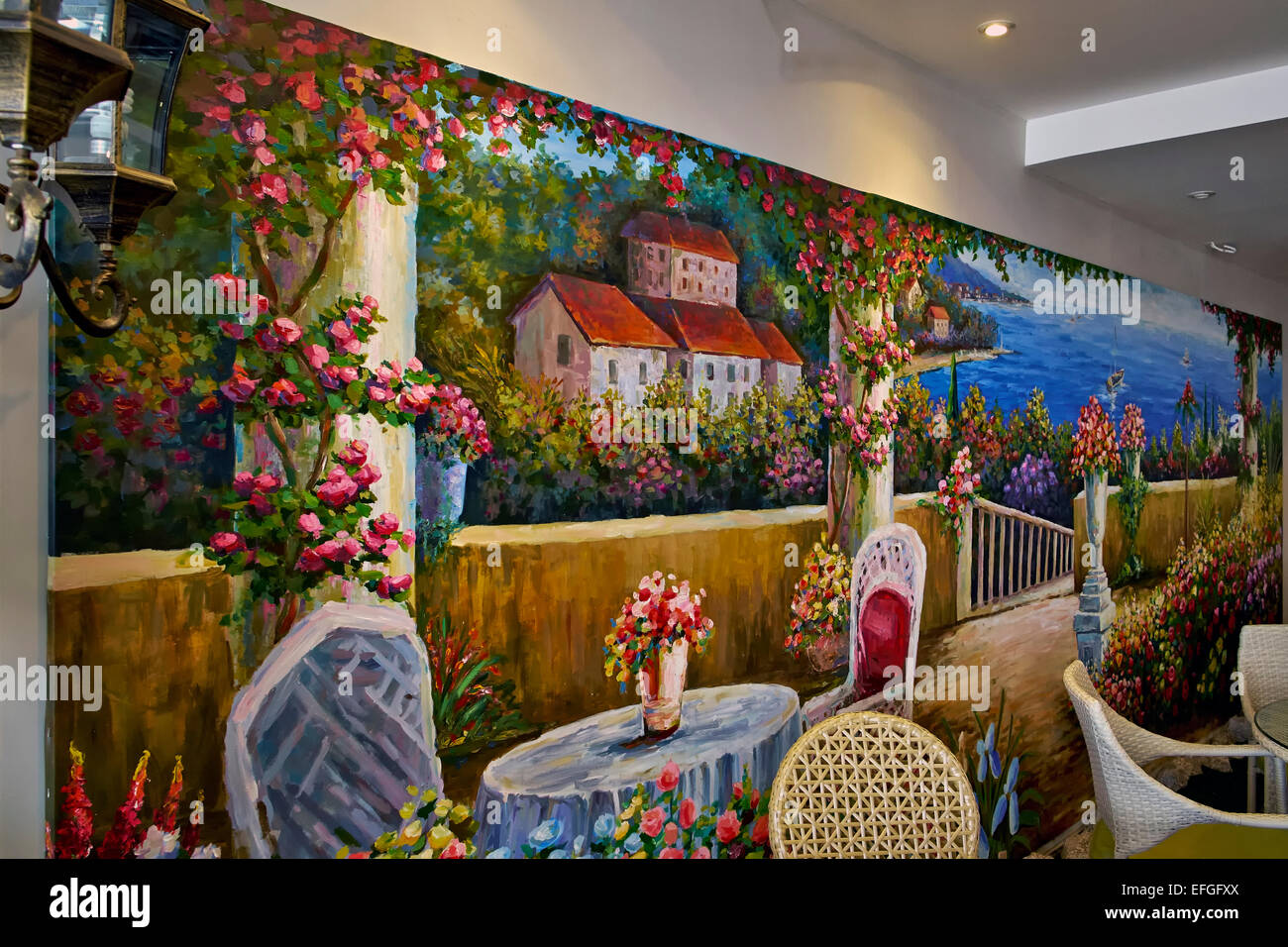 Italienisches Restaurant-Interieur mit Feature-bunte Wand-Wandbild der italienischen Szene. Stockfoto