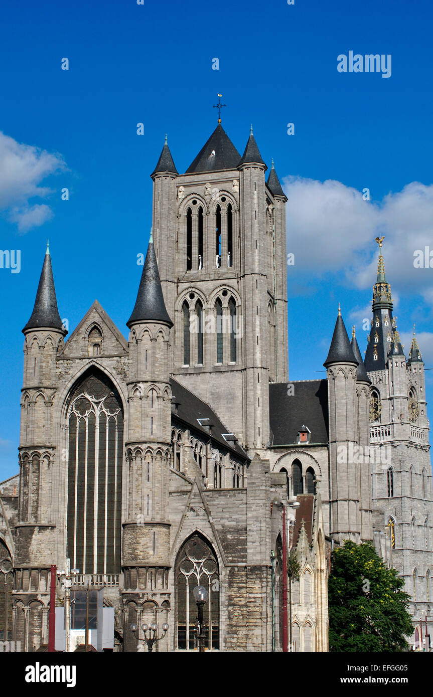 Belgien, Flandern, Gent, St.-Nikolaus-Kirche, St. Niklaaskerk Hintergrund Belfort Tower Stockfoto