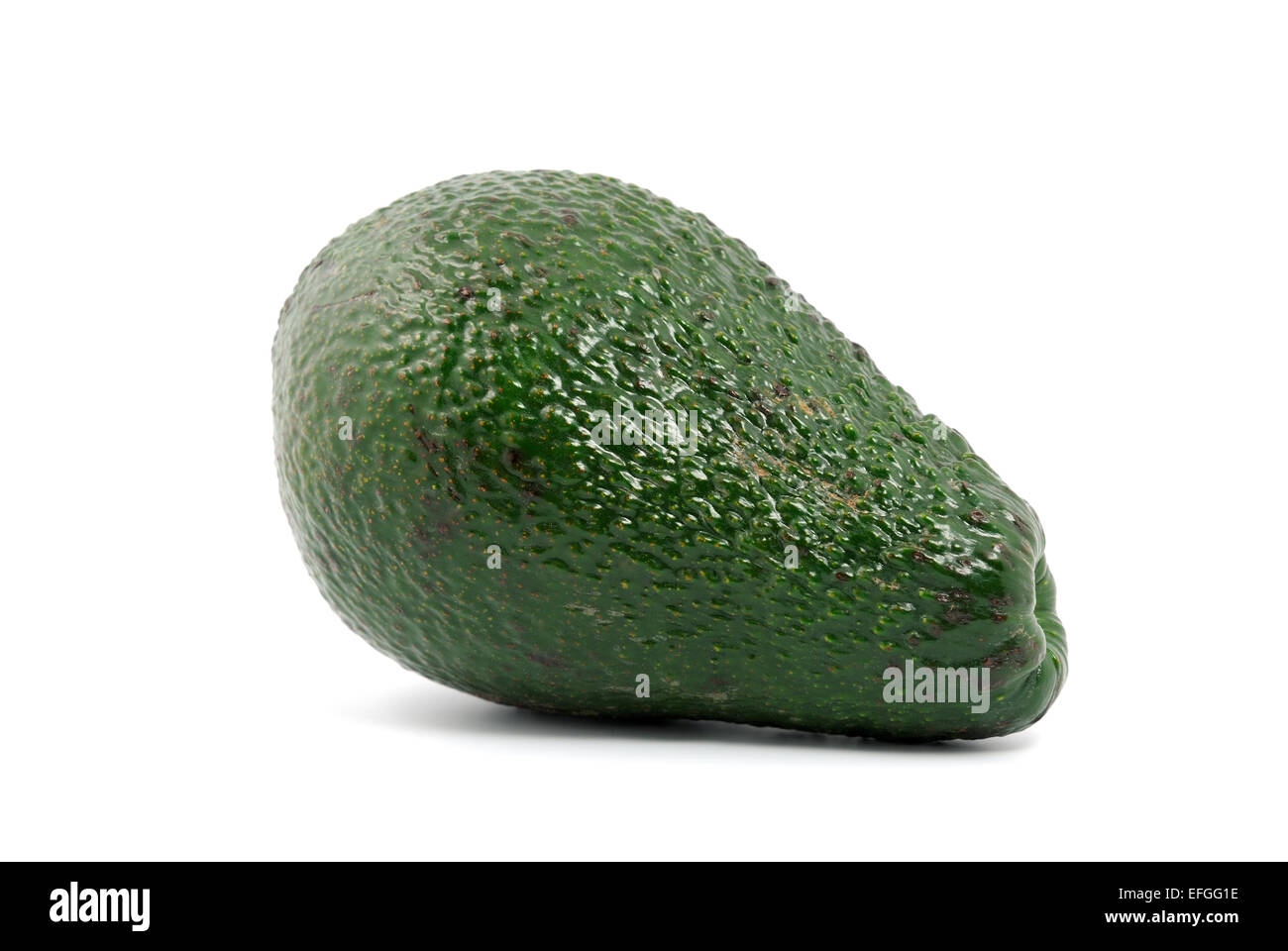Die grünen Avocado auf weißem Hintergrund Stockfoto