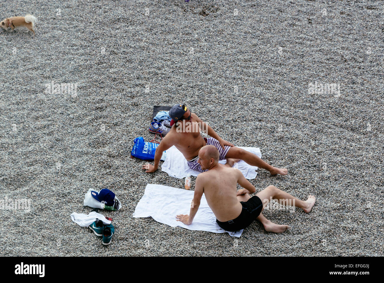 Zwei Männer, Sonnenbaden am Strand von Tjuvholment, Oslo, Norwegen Stockfoto