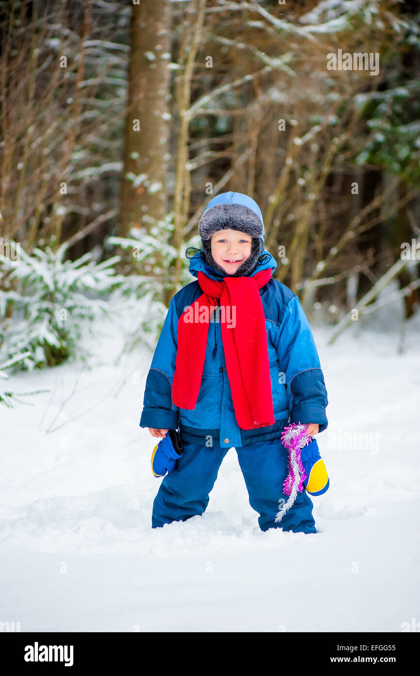 fröhliche junge 4 Jahre alt, Lachen im winter Stockfoto