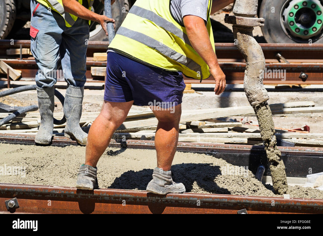Bauarbeiter arbeiten an den Bahnbau Stockfoto