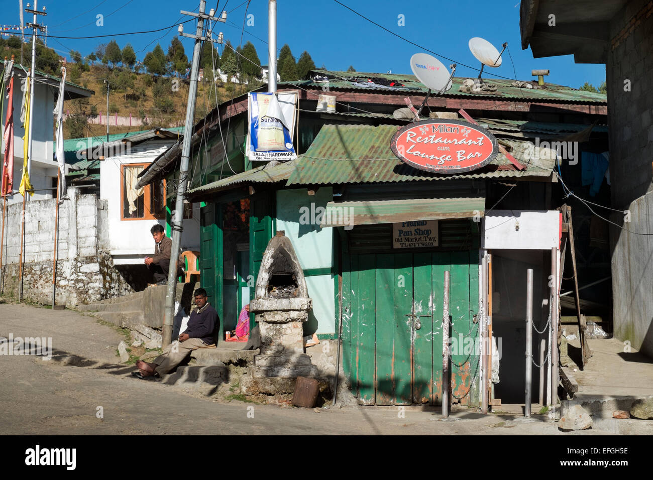 Zwei Männer sitzen vor einem Restaurant und bar Tawang Arunachal Pradesh North East India Stockfoto