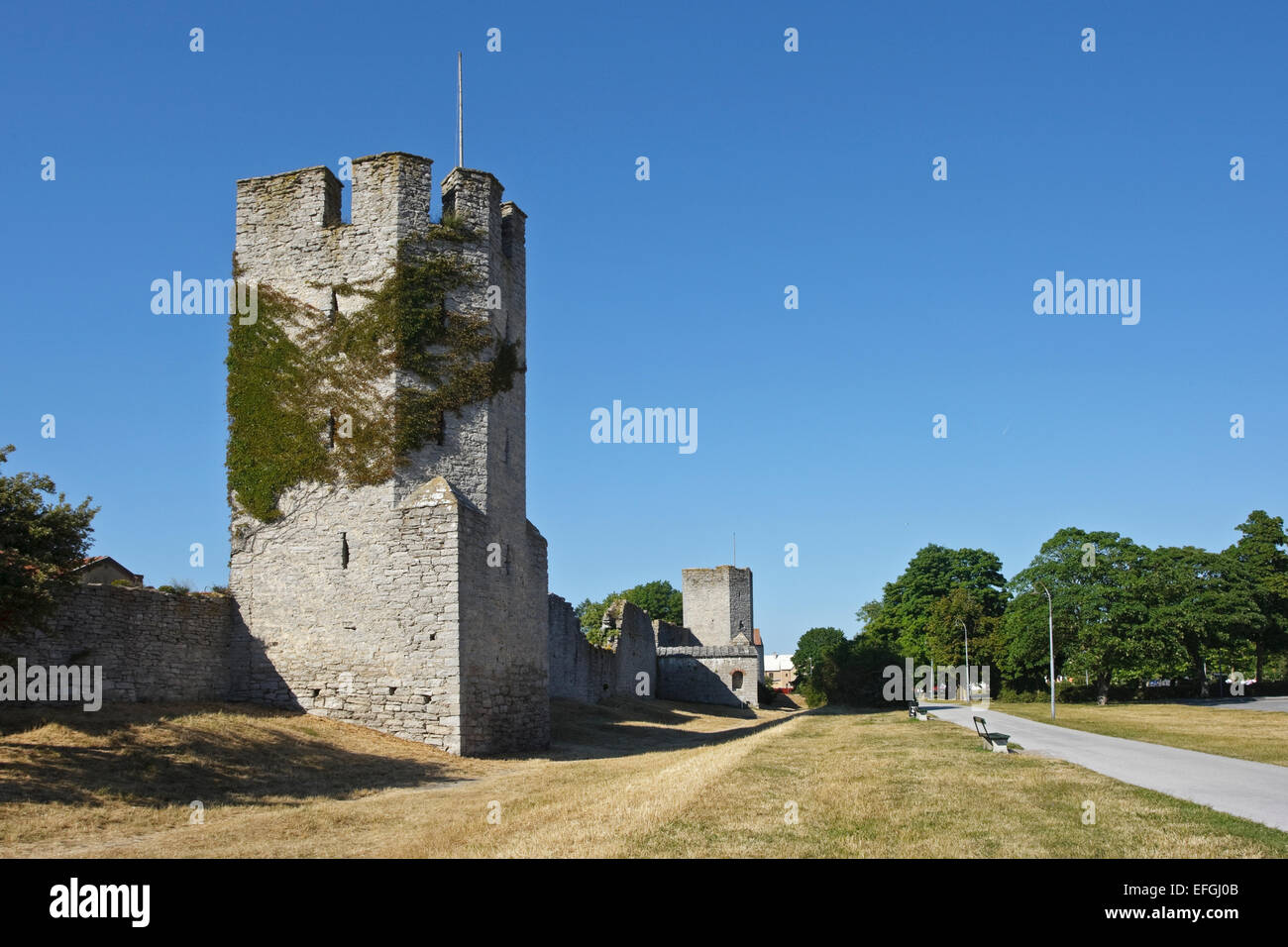 Außerhalb der Stadtmauern mit Türmen in Visby, Gotland, Schweden Stockfoto