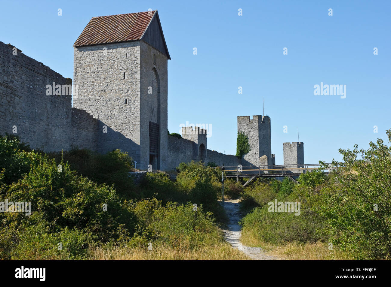 Außerhalb der Stadtmauer mit Türmen in Visby, Gotland, Schweden Stockfoto
