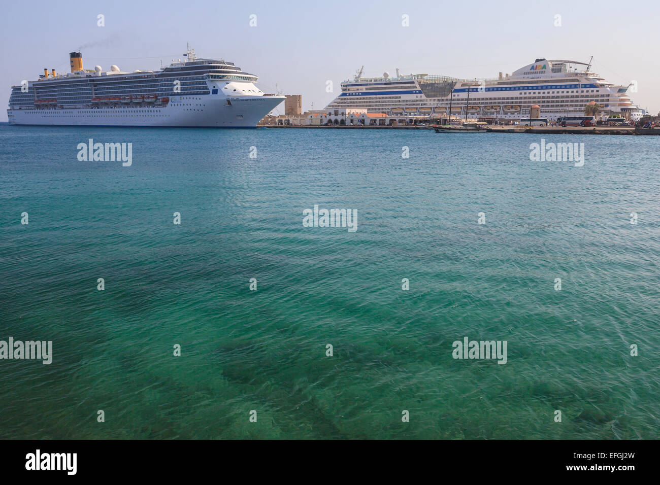 Kreuzfahrtschiffe Costa Mediterranea und Aida Diva im Hafen von Rhodos, Dodekanes, Süd Ägäis, Griechenland Stockfoto