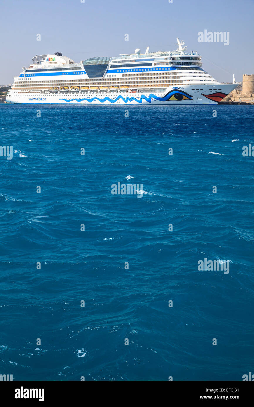 Kreuzfahrtschiff Aida Diva im Hafen von Rhodos, Dodekanes, Süd Ägäis, Griechenland Stockfoto