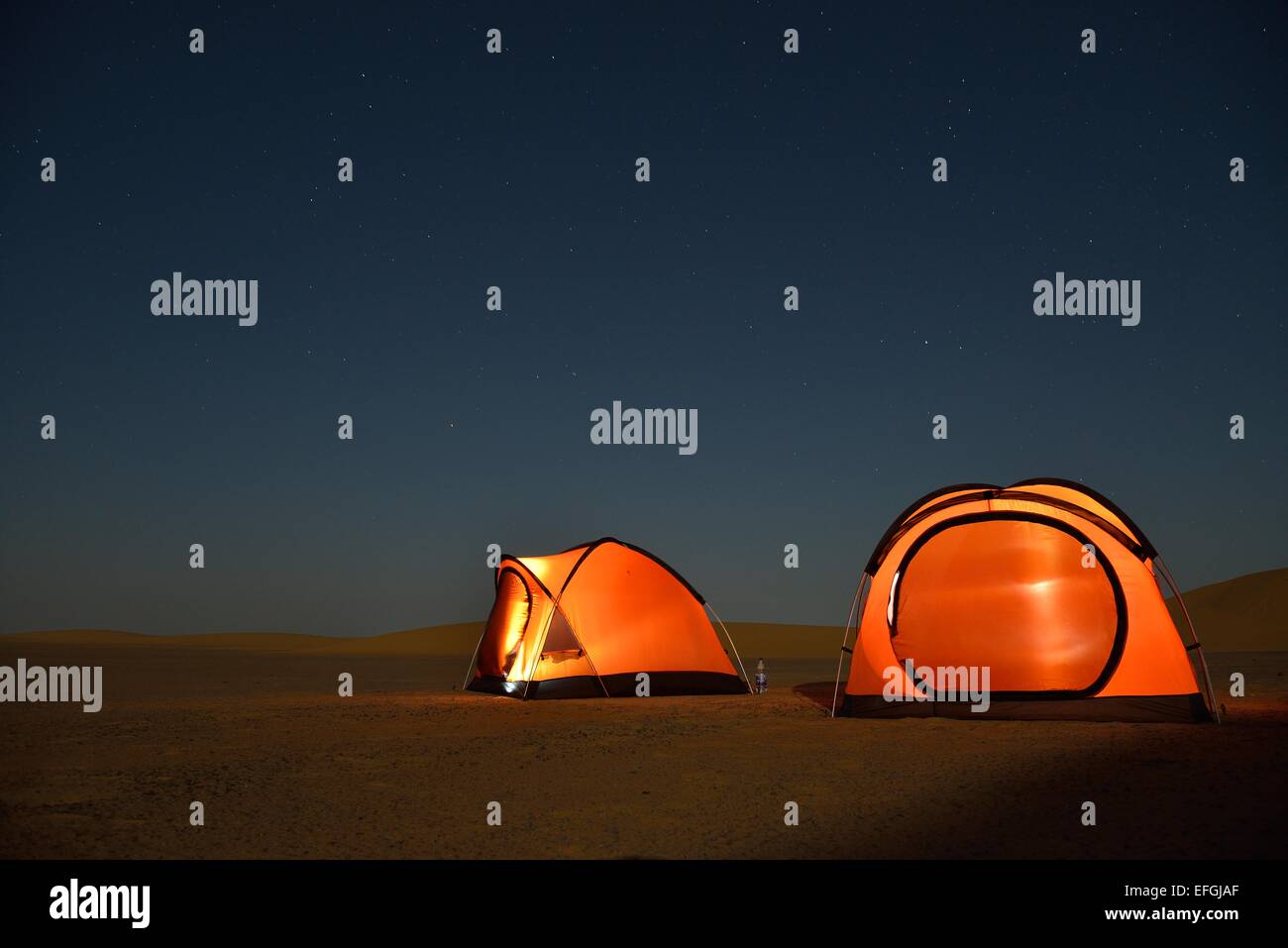 Zelten in der nubischen Wüste im Abendlicht, in der Nähe von Dongola, Northern State, Nubia, Sudan Stockfoto