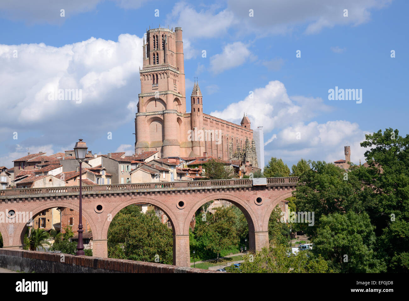 Saint Cecile Cathedral steigt über ein Backstein Eisenbahnviadukt & der alten Stadt Albi Tarn Frankreich Stockfoto