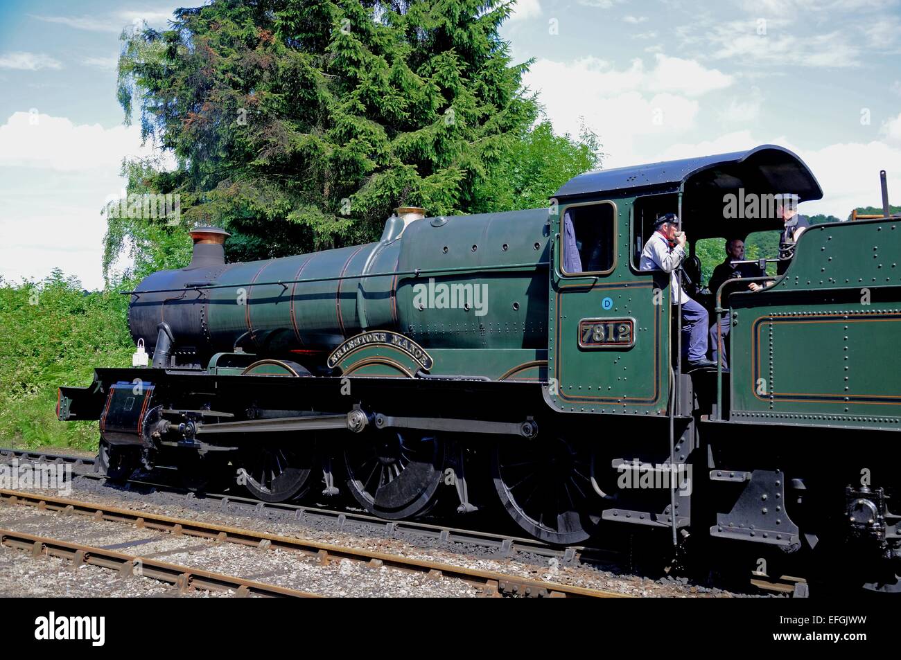 Lokführer auf der Fußplatte von Steam Locomotive 7800 Klasse 4-6-0 Erlestoke Manor, Highley, England, UK. Stockfoto