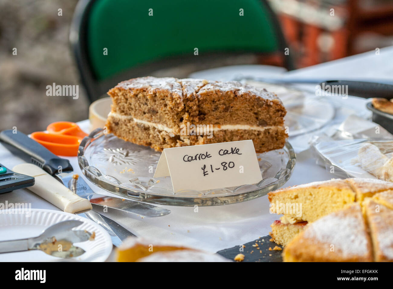 Garküche fair Kuchen Verkauf von hausgemachten Kuchen. Nahaufnahme der Karottenkuchen zum Verkauf von der Scheibe. Stockfoto