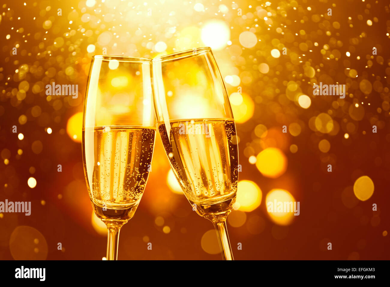 zwei Gläser Champagner Toasten Hintergrund gold bokeh Stockfoto