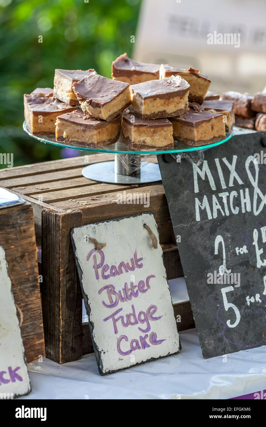 Essen Messe Kuchen Hocker Peanut Butter Fudge Kuchen zu verkaufen.  Im Hochformat aufgenommen. Stockfoto