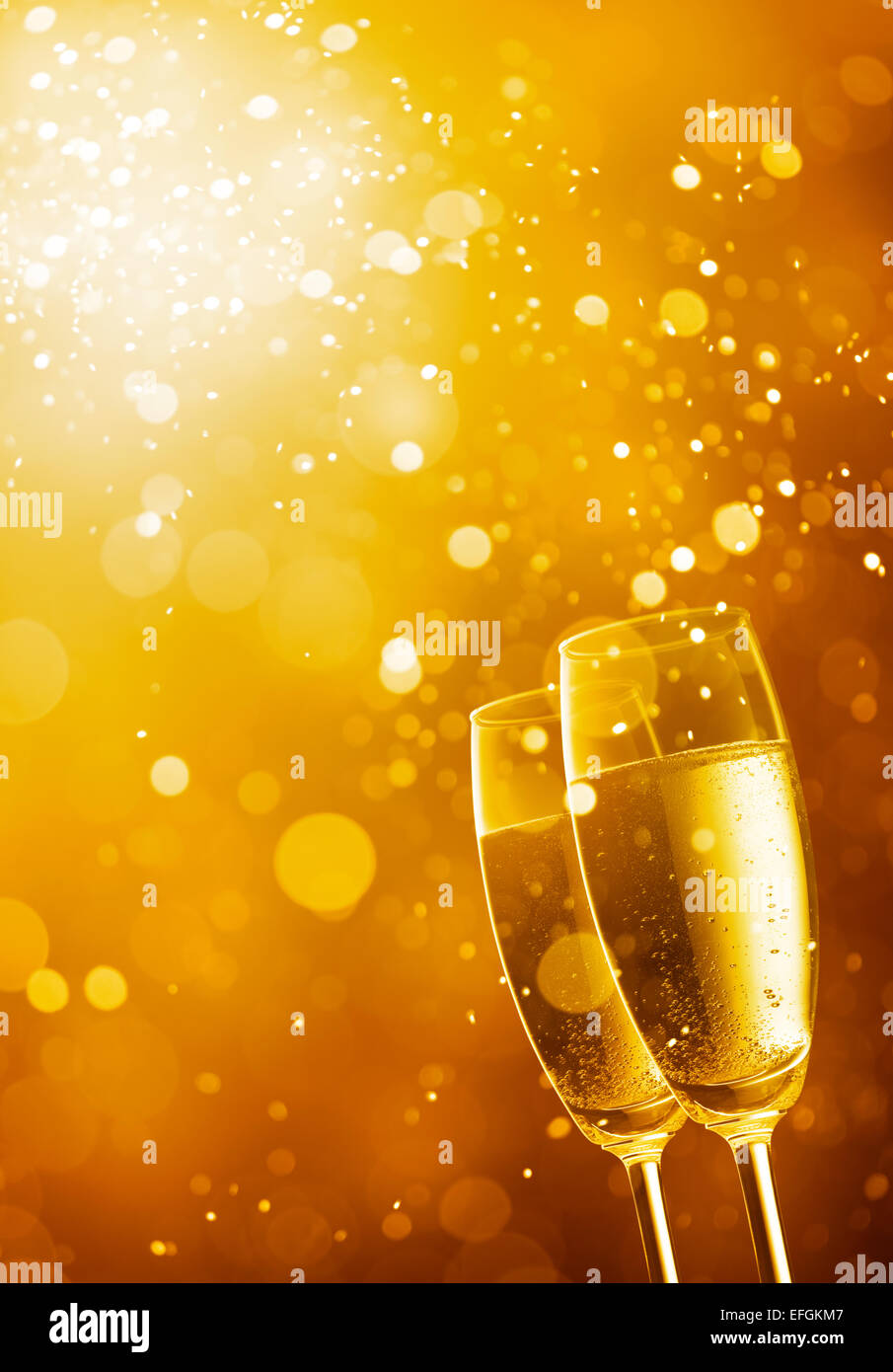 zwei Gläser Champagner gold Bokeh Hintergrund Stockfoto