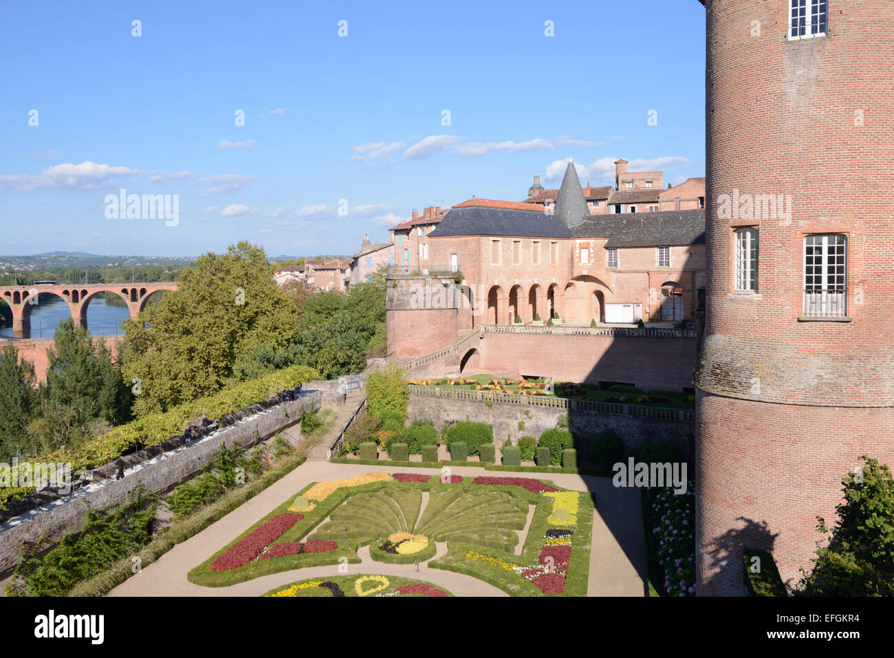 Palais De La Berbie Palast oder Bischofspalast jetzt das Toulouse-Lautrec Museum & formalen französischen Garten Albi Tarn Frankreich Stockfoto