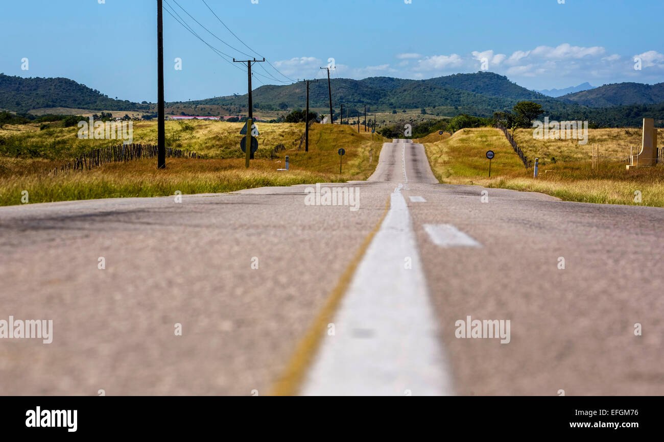 Landstraße mit Mittelstreifen zwischen Santa Clara und Trinidad Ingenios-Tal, Valle de Los Ingenios, Kuba Stockfoto