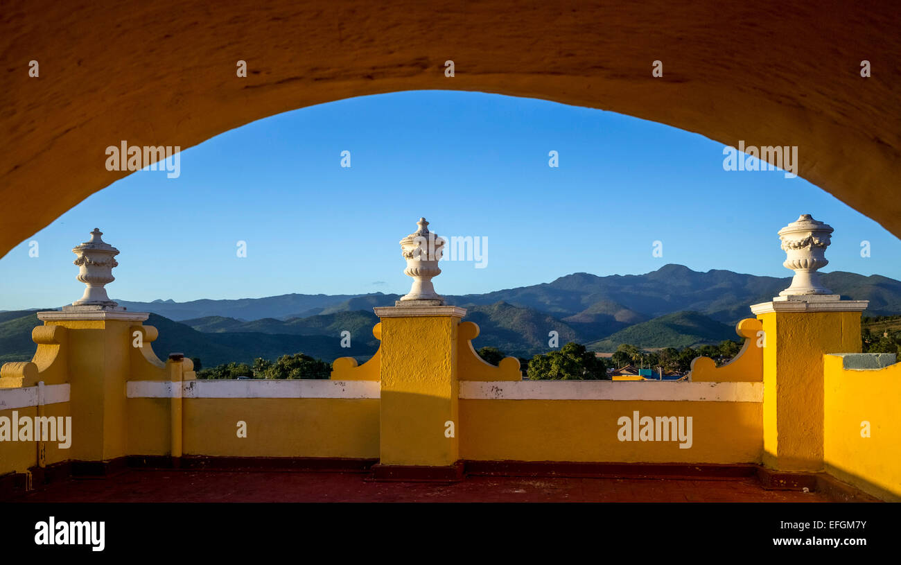 Balkon mit Säulen, Blick vom Glockenturm der Kirche Convento de San Francisco de Asis auf die Landschaft rund um Stockfoto