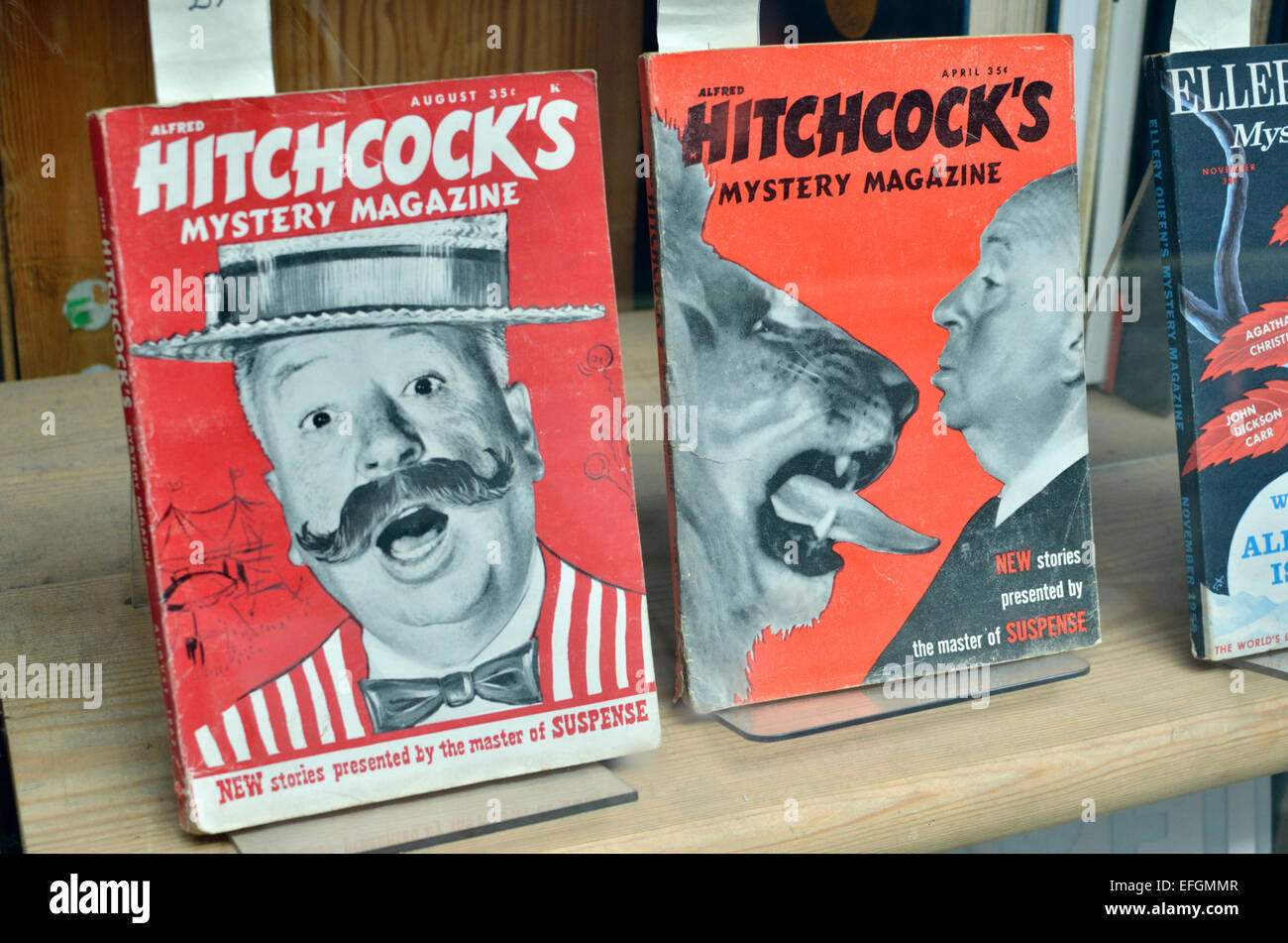 Alte Exemplare von Hitchcocks Mystery Magazine in einem Schaufenster Stockfoto
