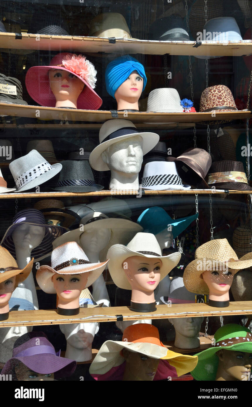 Hüte in einem Schaufenster Stockfoto