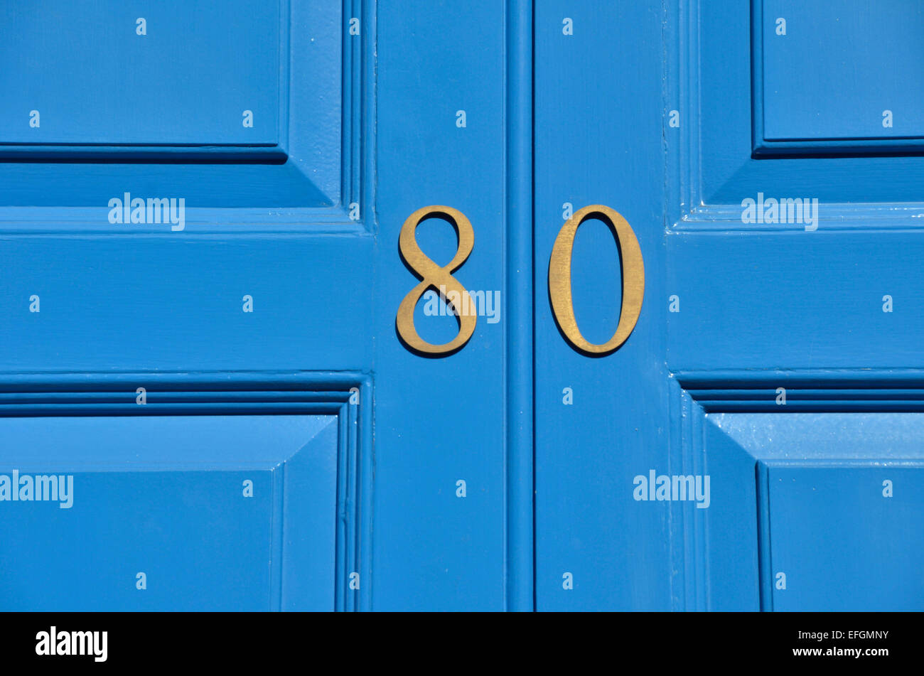 Die Zahl 80 auf einer blauen Tür Stockfoto