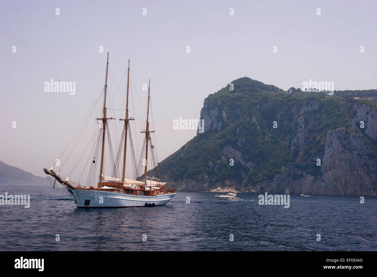 Segel-Fregatte an der Küste von Capri, Italien verankert. Im Hintergrund ist Mount Tiberius. Stockfoto