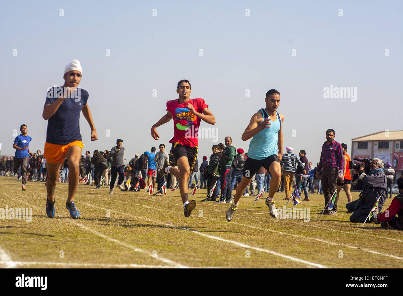 Ludhiana, Punjab, Indien. 30. Januar 2015. 30. Januar 2015, Kila Raipur, Indien:. Sahejdeep Singh (ganz links im gelben Hose), 16, aus Dorf Kurar in der 100m-Sprint-Rennen konkurriert. Er ist ein Schüler der 10. Klasse. Dies ist sein 1. Mal Teilnahme an Kila Raipur Sport Festival 2015. Er gewann die Vorläufen im 100 m Rennen aber verlor im Finale. © Subhash Sharma/ZUMA Wire/ZUMAPRESS.com/Alamy Live-Nachrichten Stockfoto